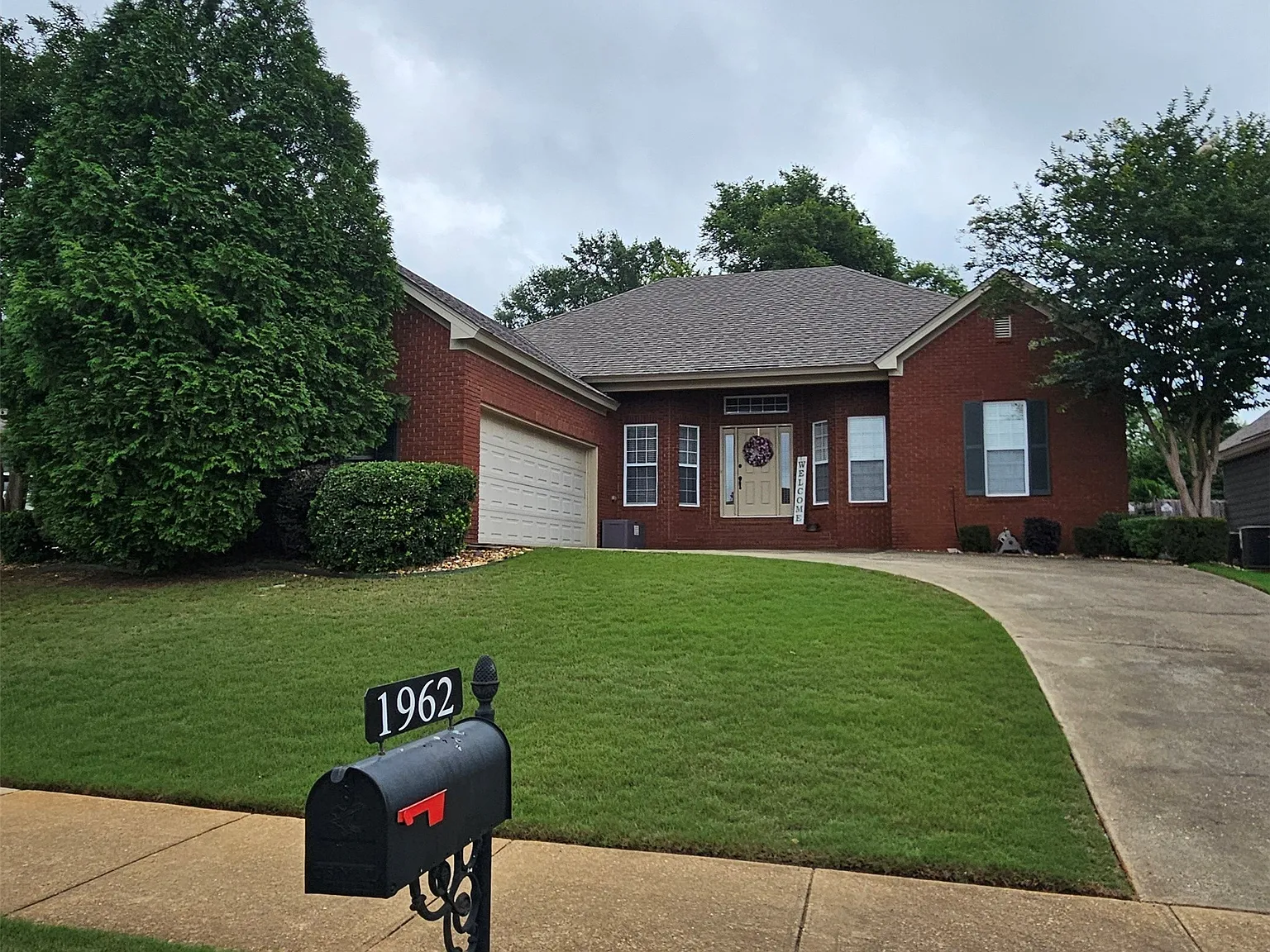 4 bed, 2.0 bath, 2203 sqft, $2,200 — Photo 2