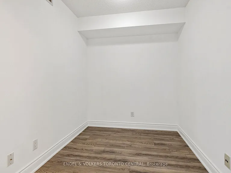 19 Barberry Pl #711 — Photo 10
