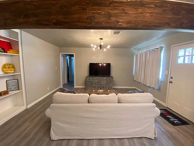1100 Elmhurst Dr — Photo 3