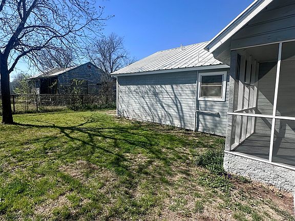 3rd image of 302 W Ripley St