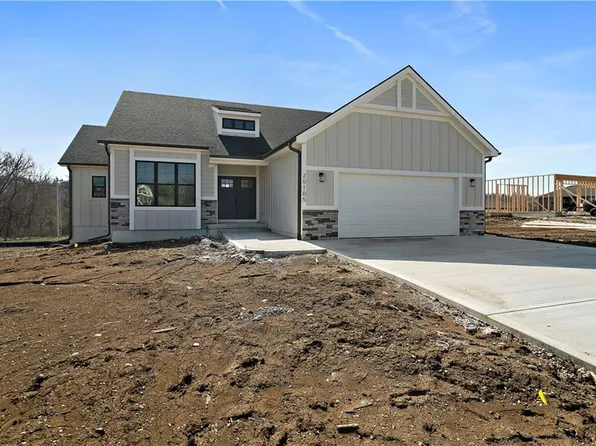 20105 Grove Cir, Weston, MO 64098