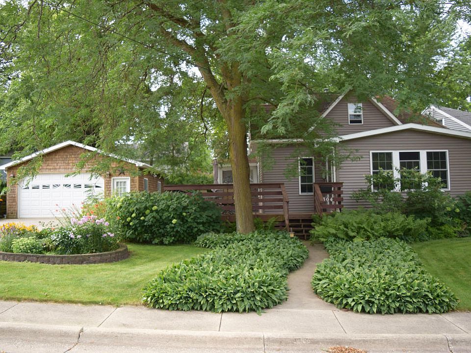 1st image of 304 Lakeshore Dr NW