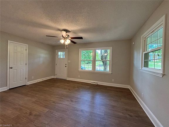 3rd image of 1352 Calvert Dr