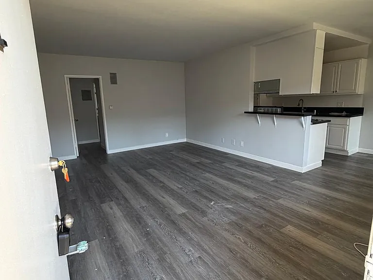5738 Whitsett Ave. — Photo 4