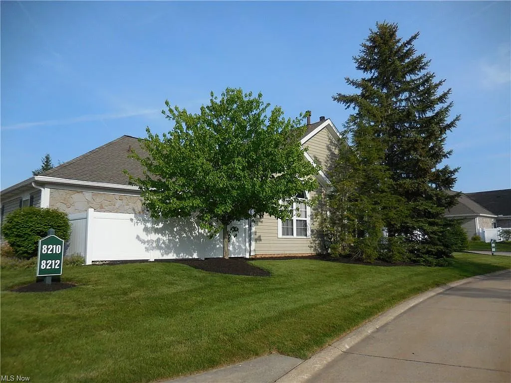8212 Cyrus Ln photo 1