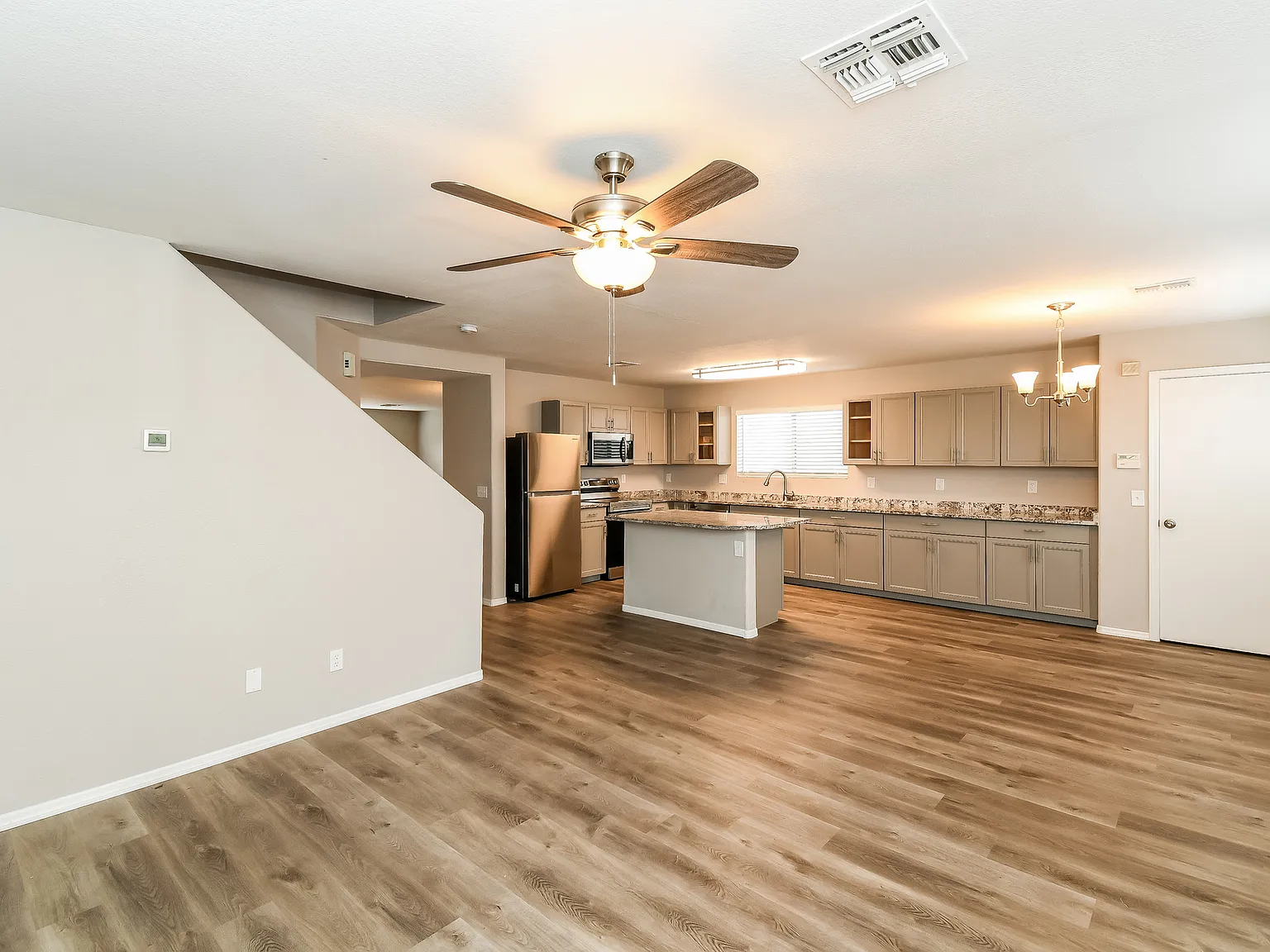 4 bed, 2.5 bath, 2341 sqft, $2,485 — Photo 3