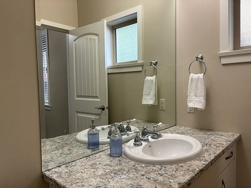 3 bed, 3.0 bath, 1400 sqft, $2,700 — Photo 4