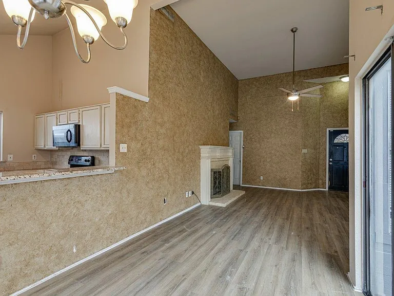 10611 Woodleaf Dr — Photo 2