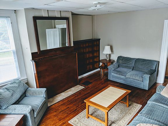 975 church livingroom -staged_09212021
