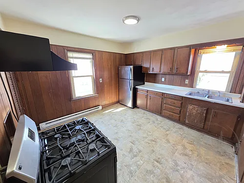  177 Oriole Ave 2ndFlr 2B/1B Carpet SSAppliances PetsOK DblParlor Photo 1