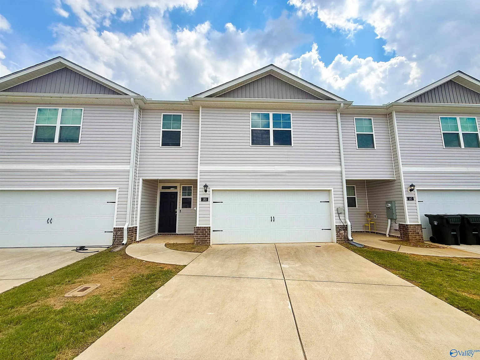 4 bed, 2.5 bath, 1962 sqft, $1,900 — Photo 2