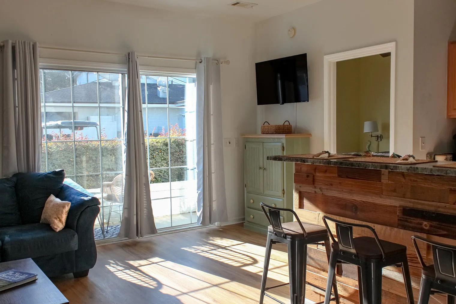 1 bed, 1.0 bath, 753 sqft, $1,206 — Photo 2