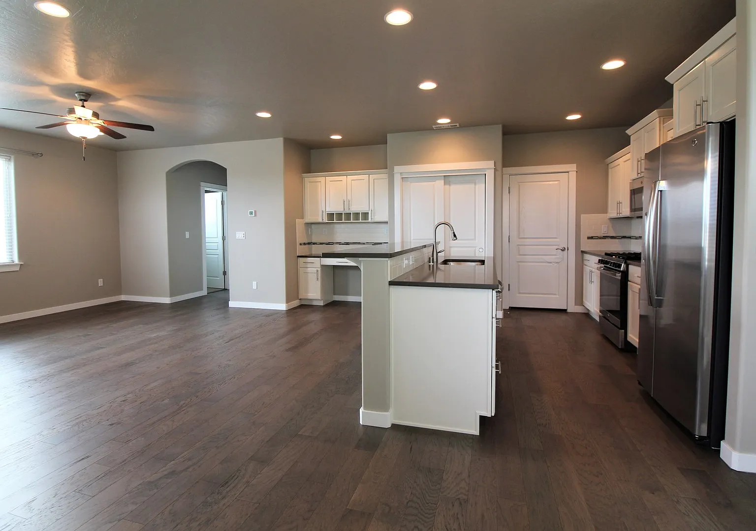 3 Bedroom, 2.5 Bath Home in South Richland — Photo 4