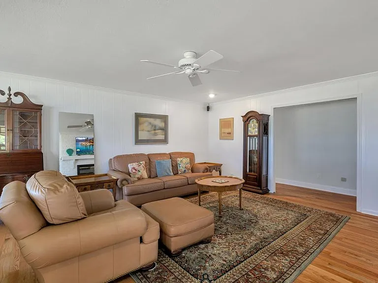 130 Leslie Dr — Photo 10