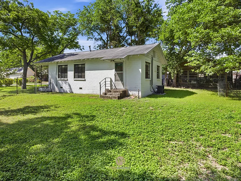 705 Florence St — Photo 16