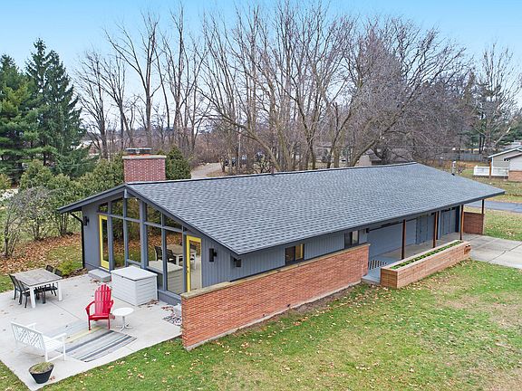 2nd image of 4204 Castle Dr SE