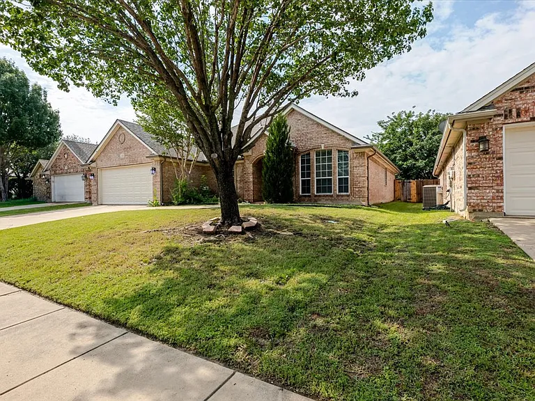 2720 Alpena Dr — Photo 3
