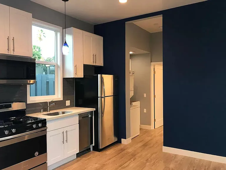 6927 Cozycroft Ave — Photo 14