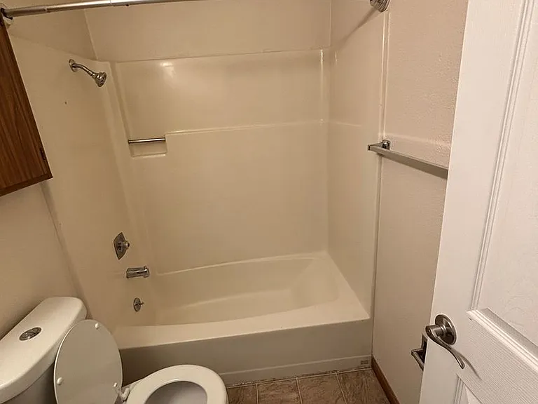 1 Bedroom 1 Bathroom at Hollywood Park Apartments — Photo 26
