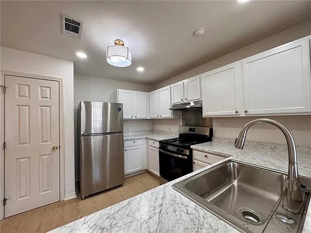 3 bed, 2.5 bath, 1400 sqft, $4,500 — Photo 2