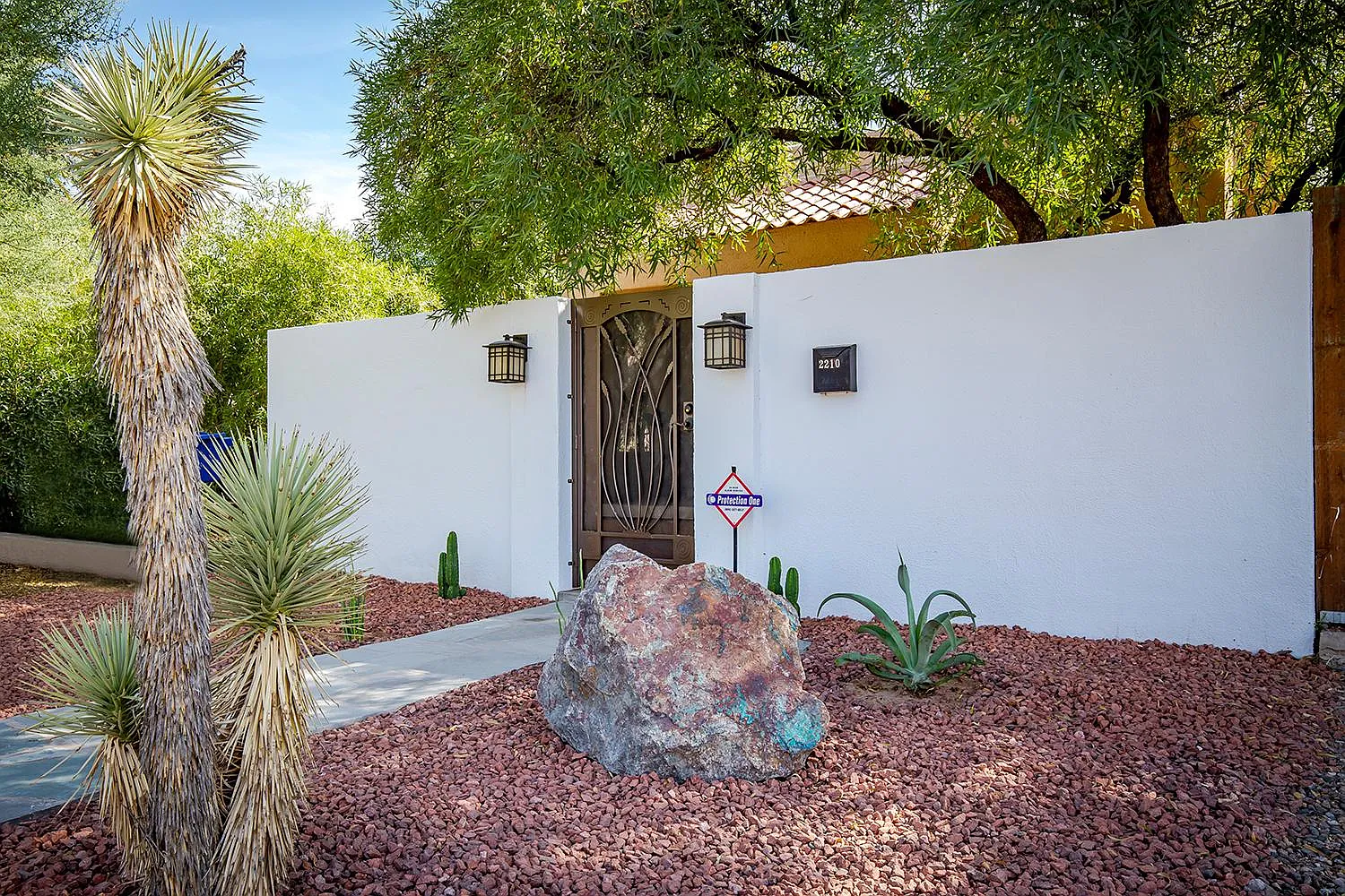 2210 E Helen St — Photo 1