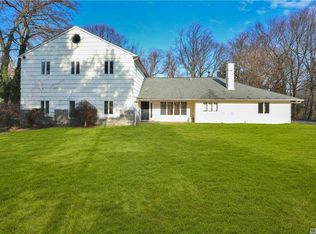 8 Farmers Rd, Great Neck, NY 11024