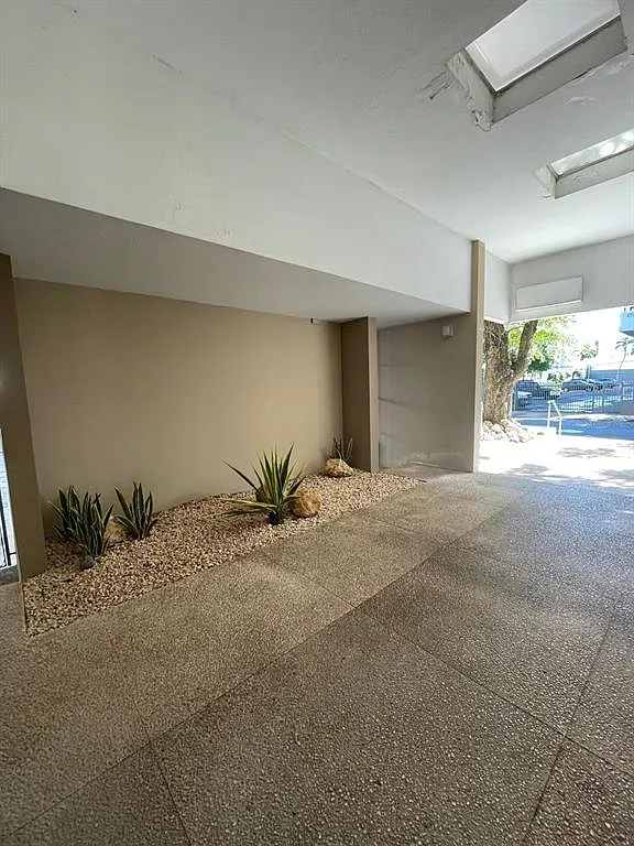 3 bed, 2.0 bath, 1352 sqft, $4,000 — Photo 2