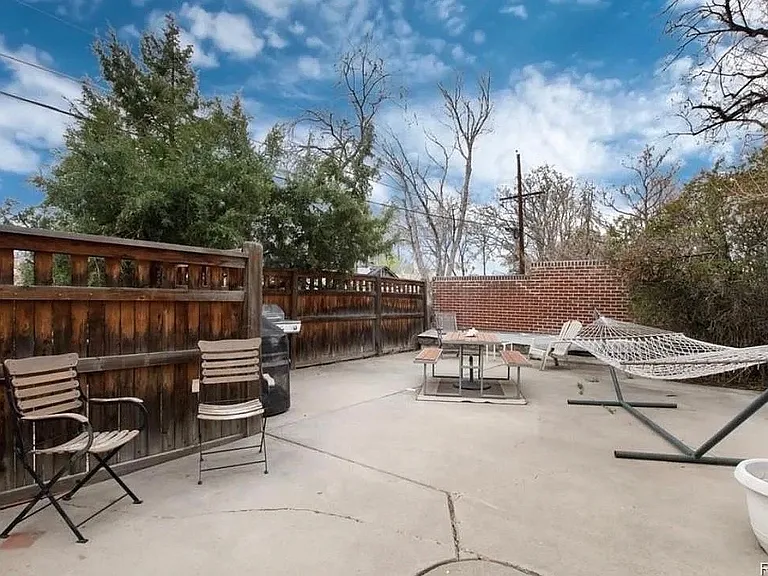1405 Dexter St — Photo 22