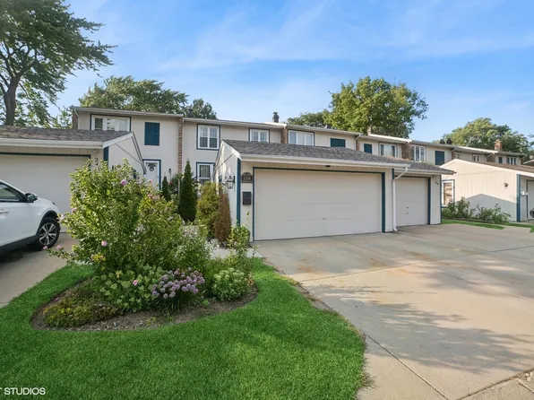 238 Clearbrook Ln, Bloomingdale, IL 60108