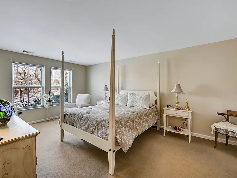 Kings View Apartments — Photo 17