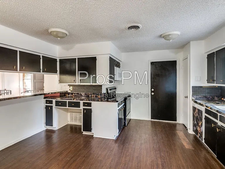 2101 Bradford Dr — Photo 3