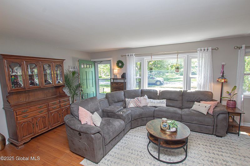 2nd image of 33 Woodside Drive