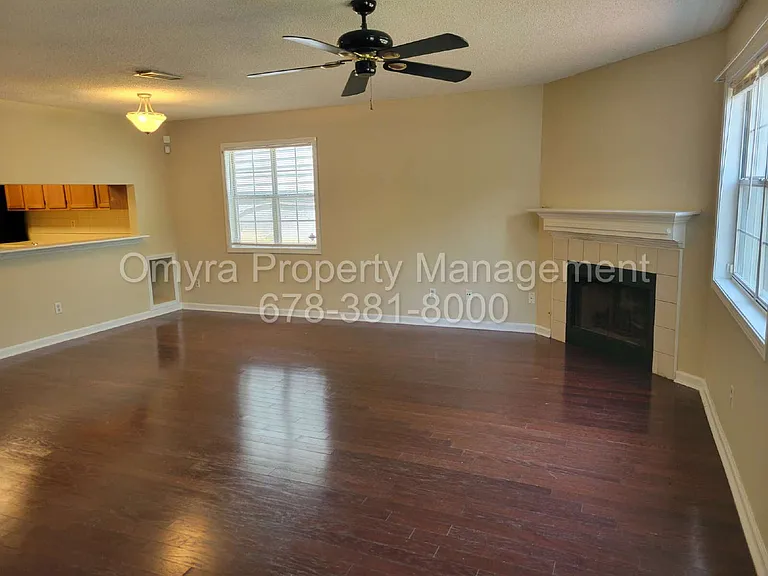 1060 Hillsborough Chase NW — Photo 3