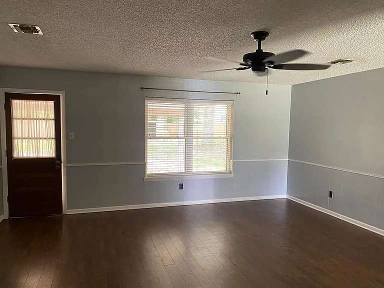 225 Churchill Dr — Photo 3