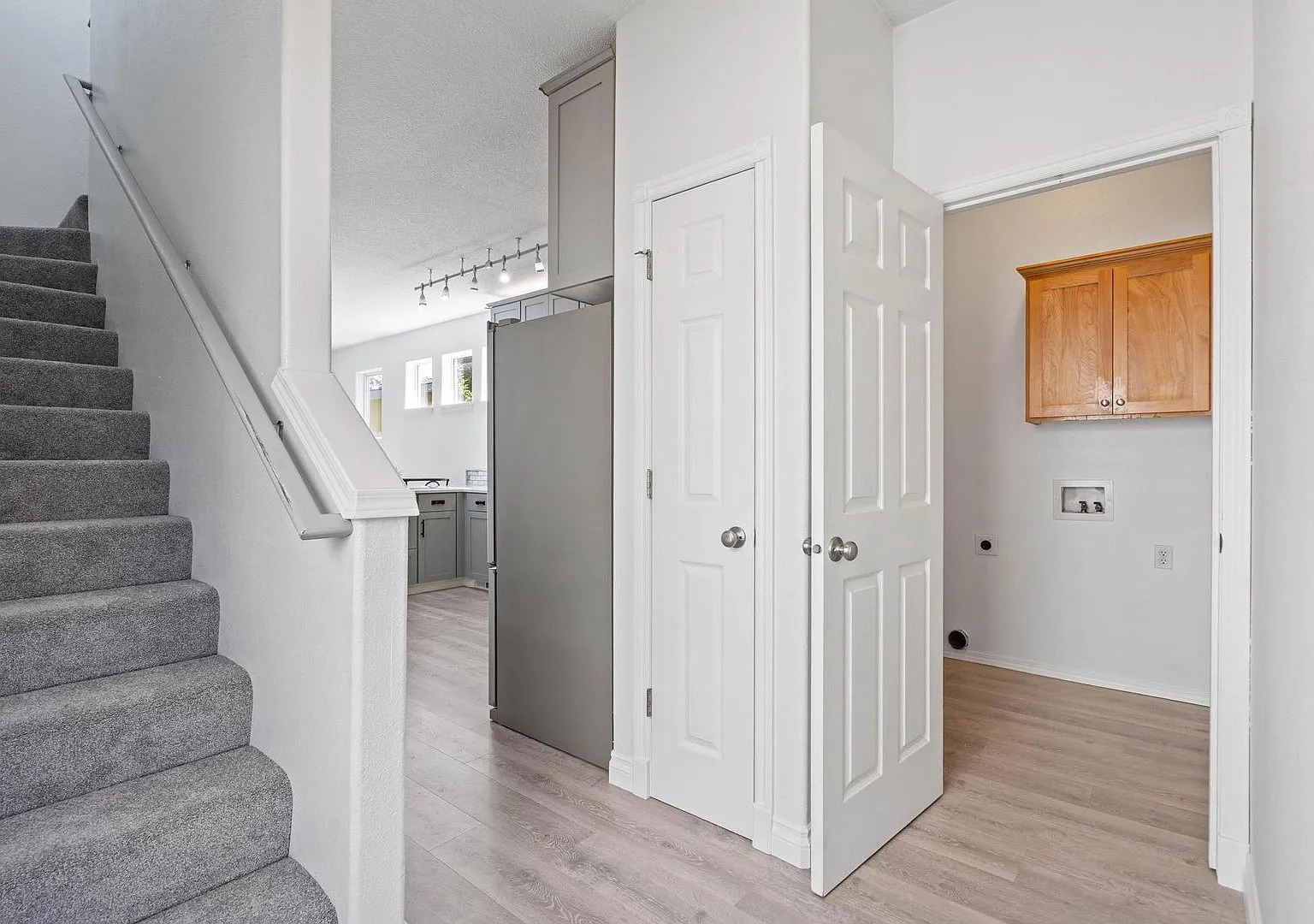 Inviting 3-bdrm/2-bath thin house in Portsmouth. Fenced backyard w/ deck, 1-car garage — Photo 4