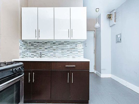3rd image of 332 Vernon Ave APT 3