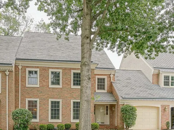 64 Foxwood Dr, Moorestown, NJ 08057