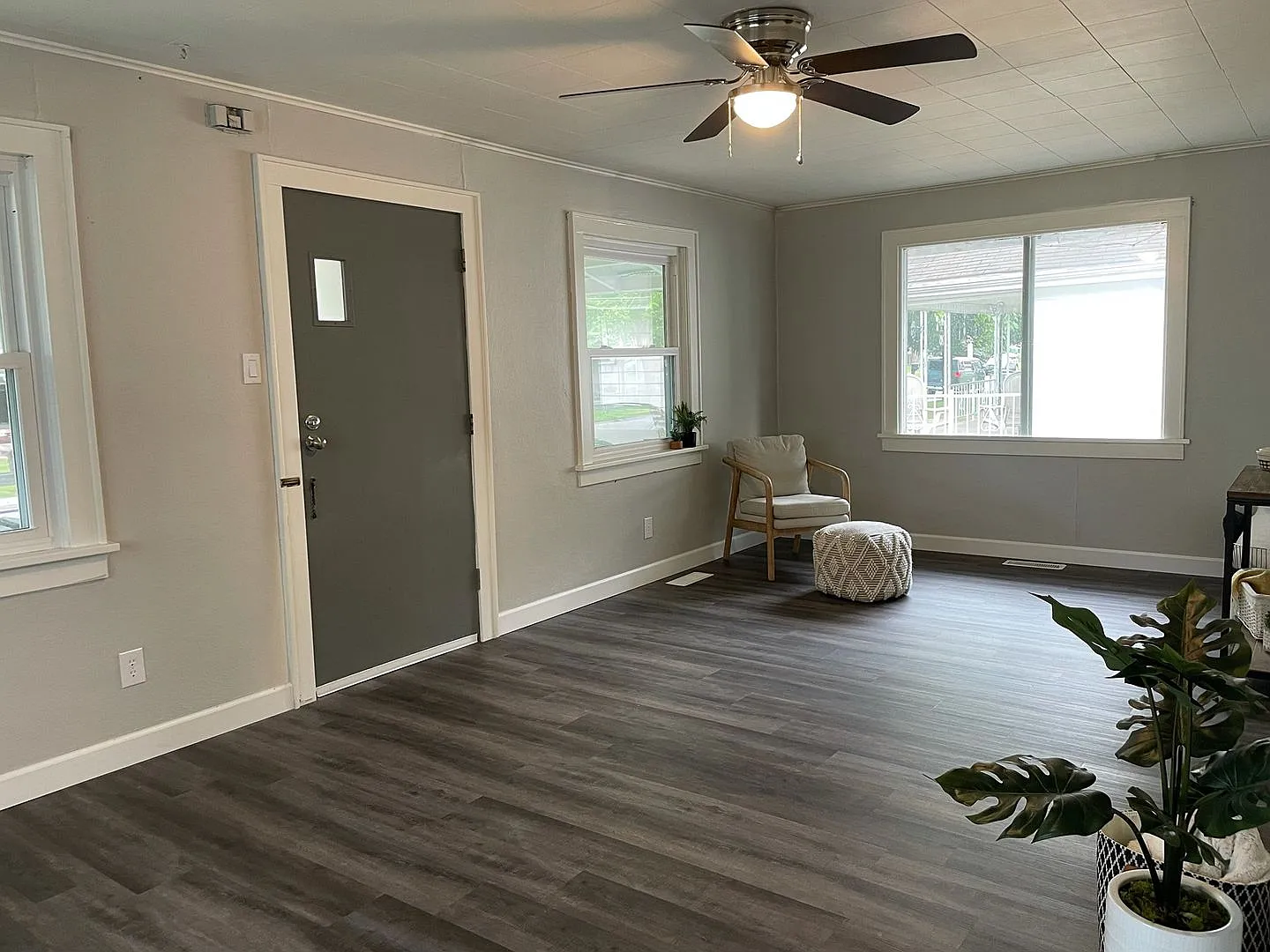 2 Bed 2 Bath House with 2 Car Garage — Photo 2