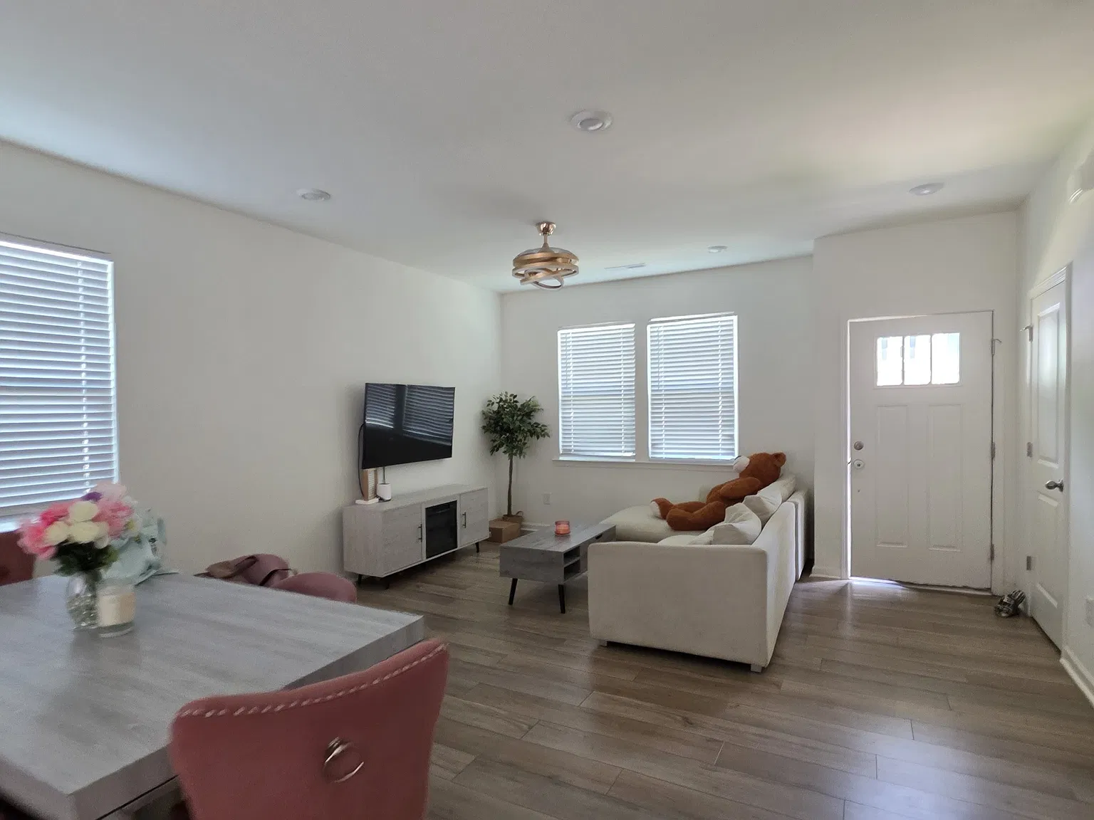3 bed, 2.5 bath, 1368 sqft, $2,000 — Photo 2