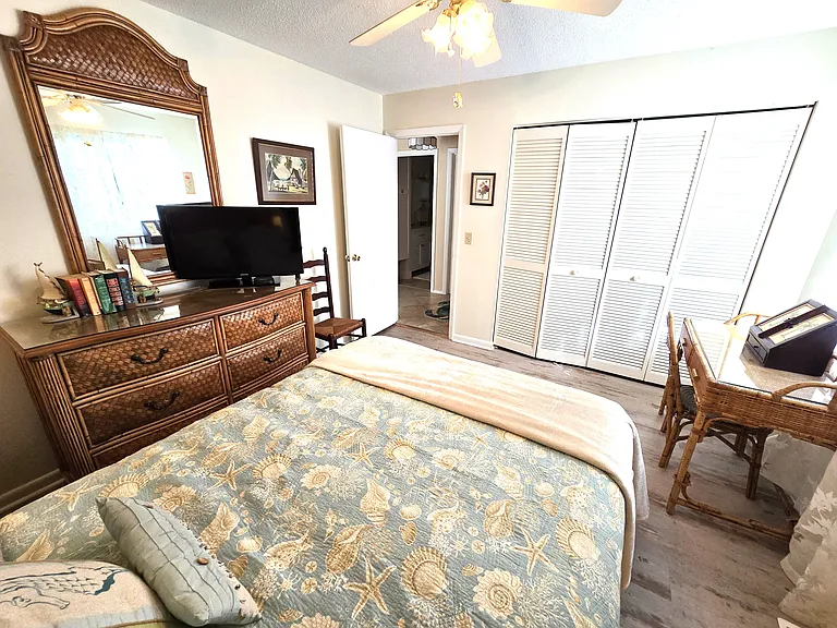 Queen guest bedroom with a writing desk, 32-inch Samsung TV with a Roku player and an adjustable bed frame to raise your back.