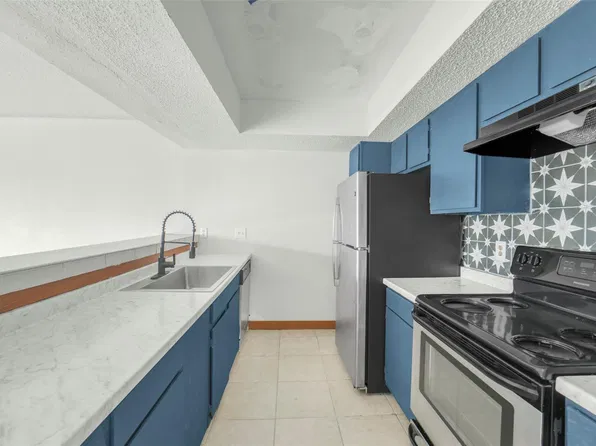 2818 S Bartell Dr APT 33, Houston, TX 77054