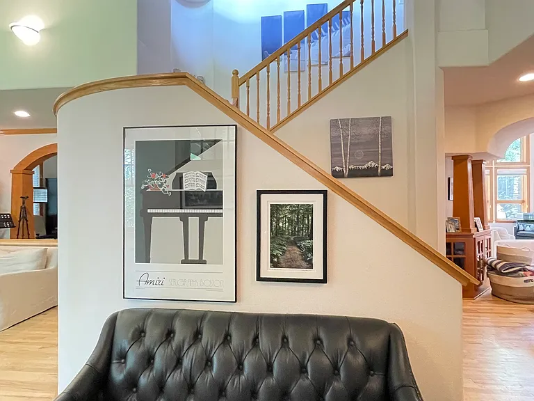 560 University Ave — Photo 16