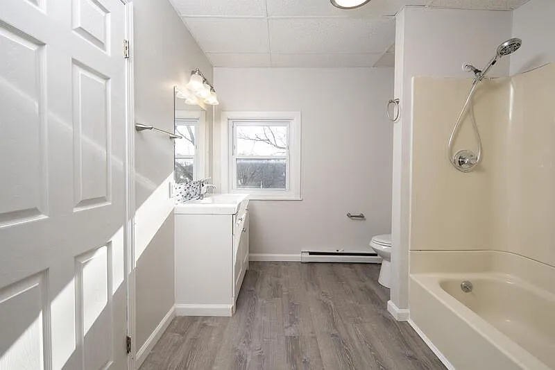 3 bed, 1.0 bath, 1100 sqft, $1,345 — Photo 3