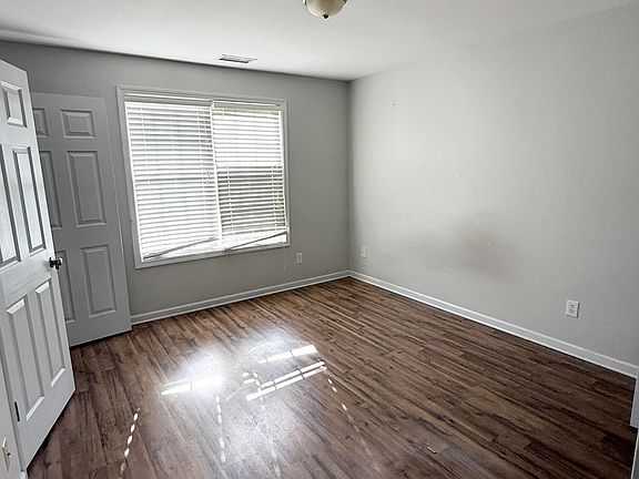 3rd image of 102 Lincoln Place Circle
