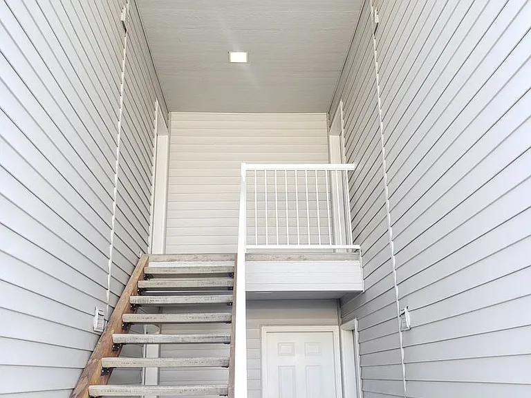 587 Eastmont Ave — Photo 2