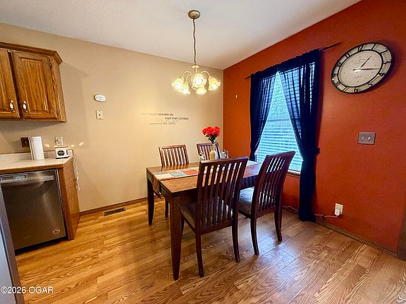 5th image of 608 Valley View St