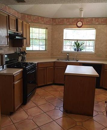 5th image of 2106 Rosemary Ln