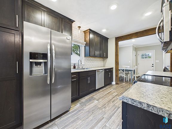 5th image of 1012 S Willow Ave