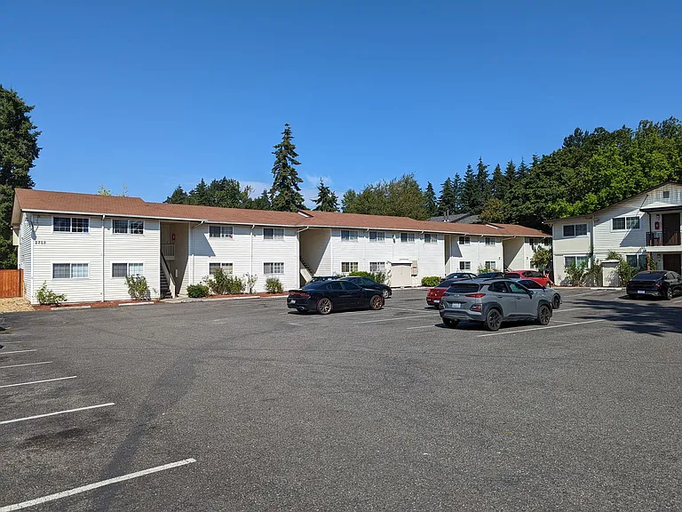 Sunset Court Apartments — Photo 17