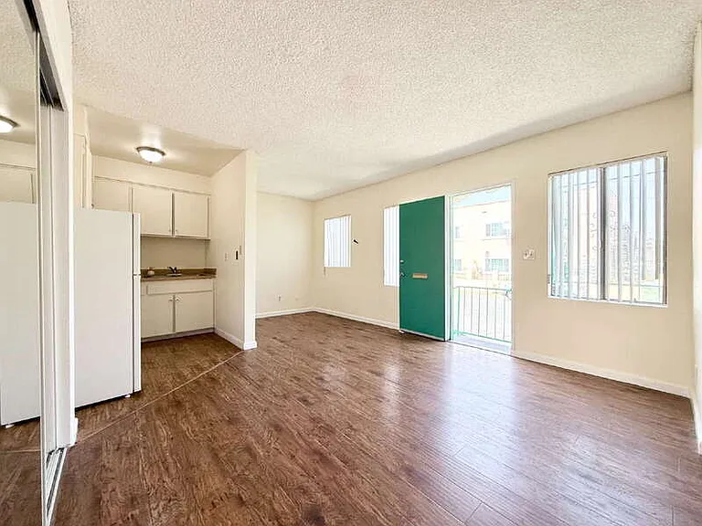 1497 W 29th St #3 — Photo 7